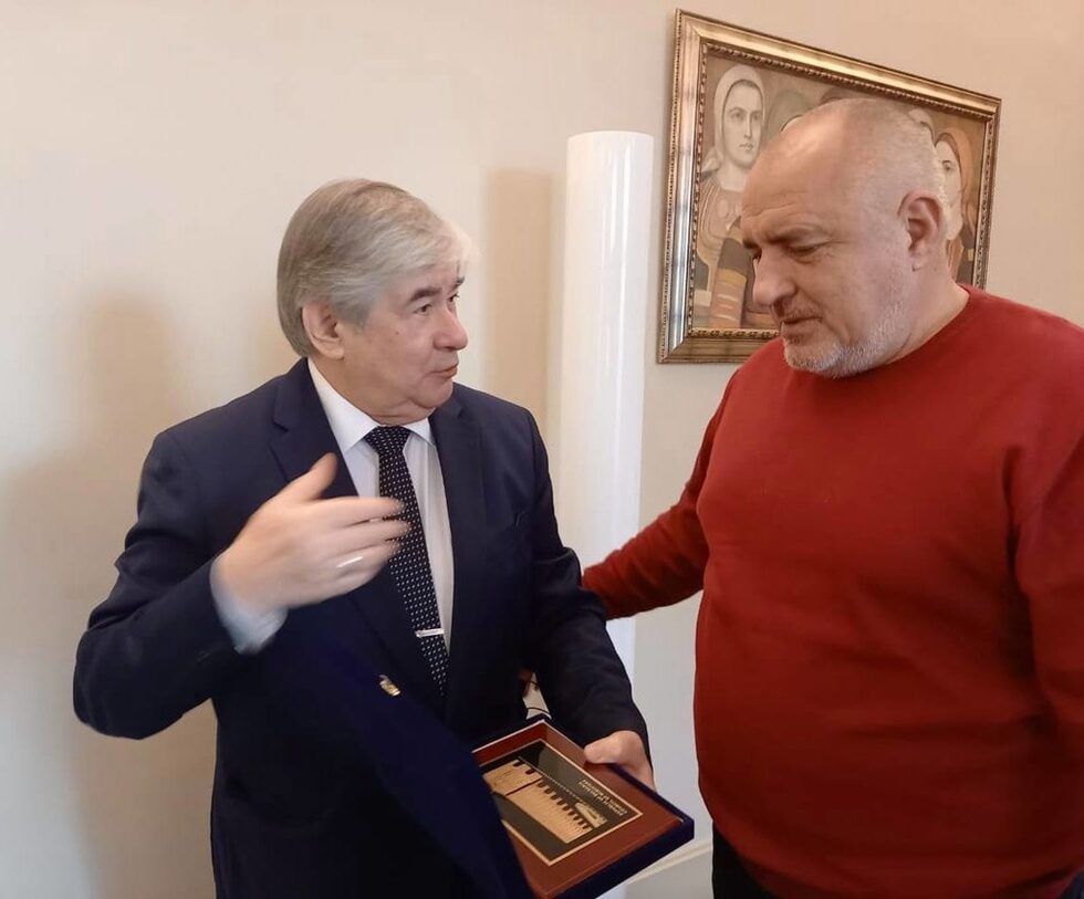 Снимка на деня: Борисов изпрати руския посланик по дънки и блузка