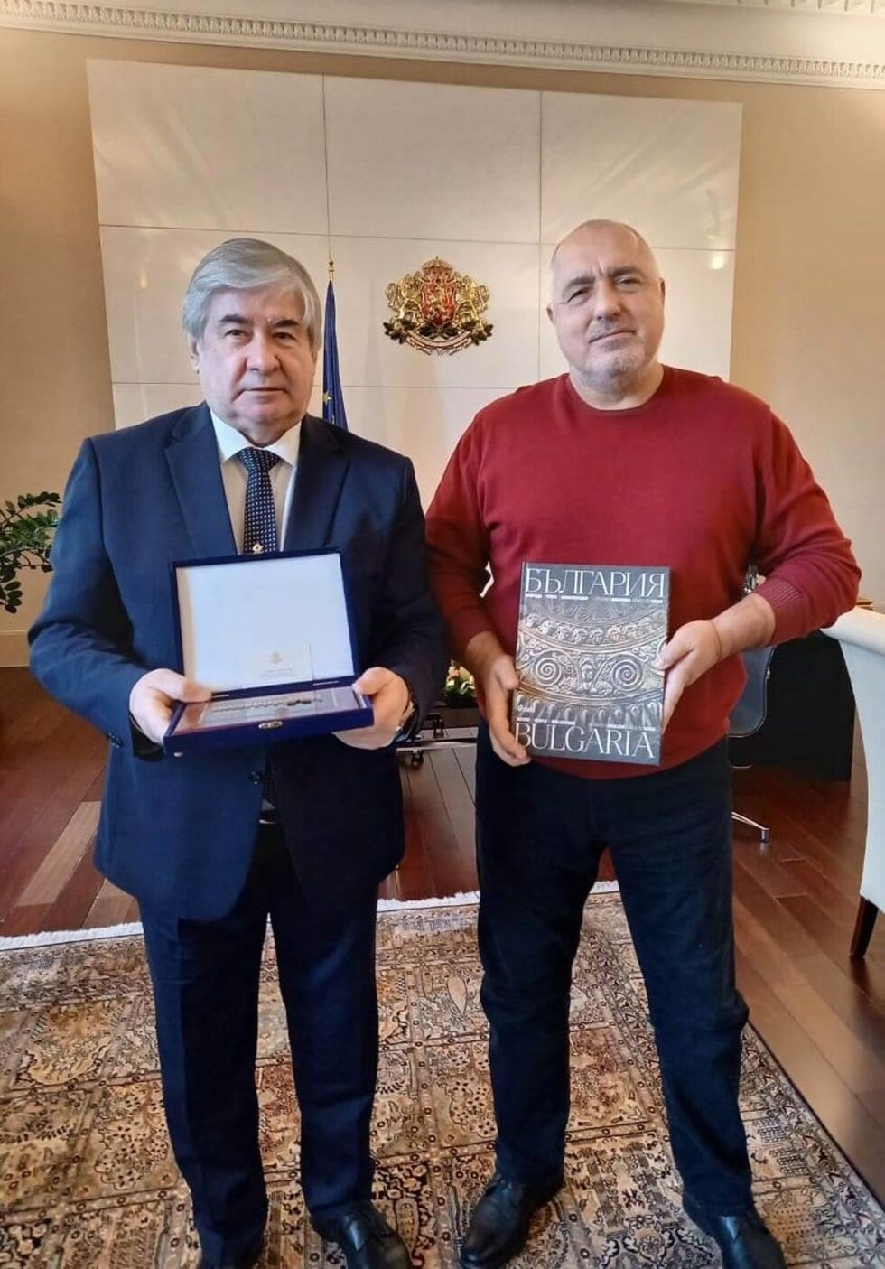 По дънки и червена блуза премиерът Бойко Борисов е изпратил в кабинета си в Министерски съвет посланика на Русия Анатолий Макаров, който го е посетил във връзка с приключване на мандата му. "По време на преговорите бяха обсъдени актуални въпроси от двустранния дневен ред", съобщи руското посолство. Според правилата на протокола за подобни срещу това е не просто неловка ситуация, а груба проява на неуважение към дргата страна, когато тя се появи в костюм - затова "среща без вратовръзки" е формат, който се уговаря предварително между двете страни. Не е известно дали срещата не е била само от учтивост или протоколна, а не за "преговори", както пише посолството във "Фейсбук". Но каквато и да е била, облеклото винаги изтъква към кой обществен или професионален кръг принадлежи участникът. Запретнатите ръкави на блузата може да са смятани от Борисов за проява на някаква "естественост" или "близост". Но не са - дипломатическият протокол идва от правилата за поведение във висшето общество, т.е. подчертава една общност, която се отличава от простолюдието.