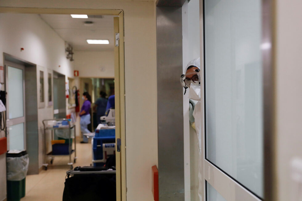 В полунощ медицинската сестра Инес Лопес и нейните колеги са на път да започнат нощната смяна, която се грижи за пациенти в отделение за интензивно лечение на COVID-19 в сърцето на Лисабон. Грижите са работа, която те обичат, но едва си плащат сметките със заплатата.