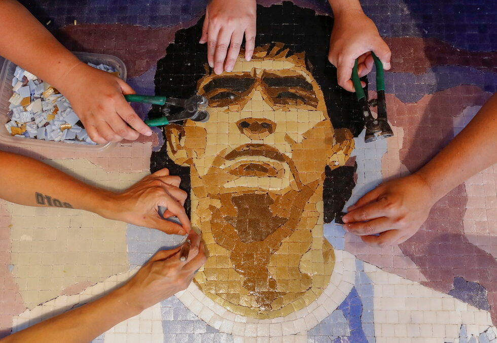 Членове на организацията ''Comado Maradona'' подготвят мозайка като почит към покойната аржентинска футболна звезда в тяхната работилница в Буенос Айрес, Аржентина.
