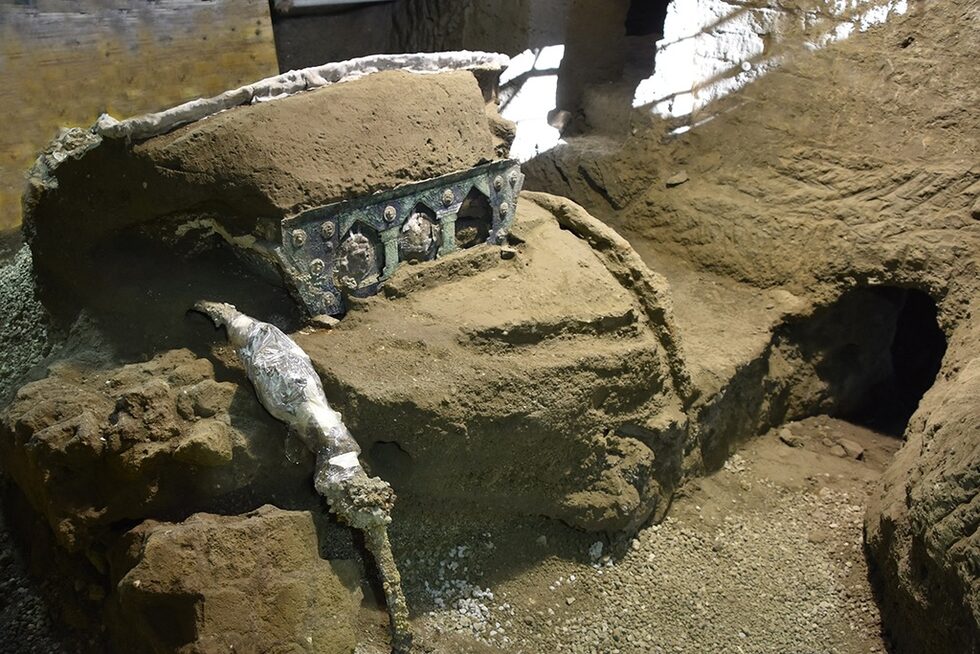 Фотогалерия: Уникално запазена церемониална колесница е открита в Помпей