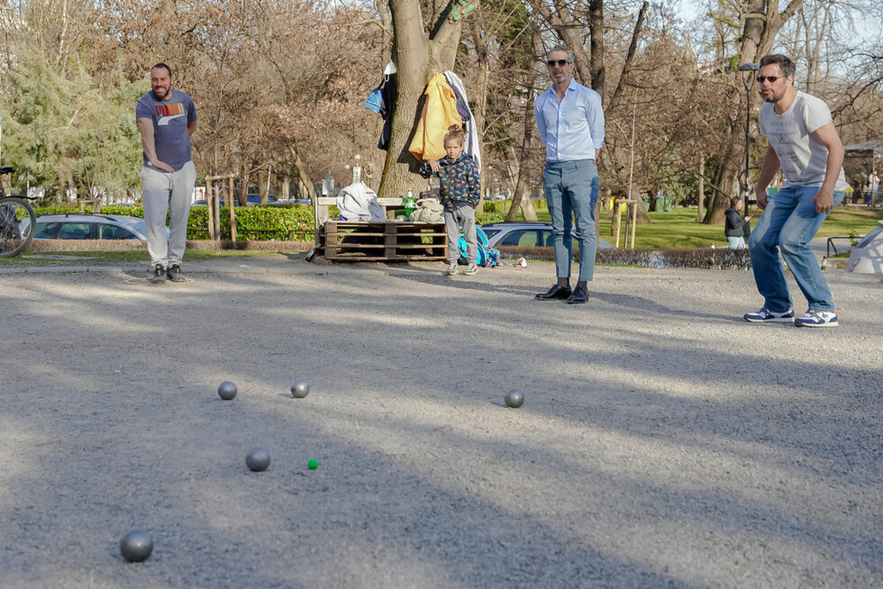 Думата pétanque има провансалски произход, pieds tanqués означава събрани крака, а това е и едно от правилата – играчите хвърлят топката със събрани един до друг, неподвижни крака. Играта с топки има дълга история, а правилата се променяли в различните епохи. В Европа датира от Средновековието или Древния Рим, а според изследователите даже древните египтяни я познавали. През Първата световна война войниците хвърляли вместо с топки истински гюлета.