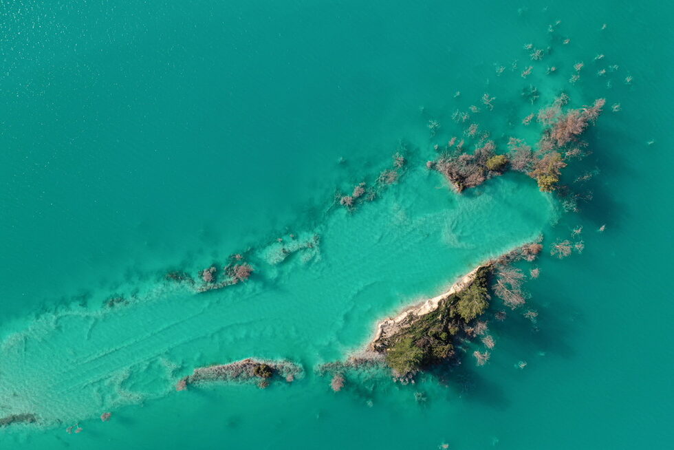 В навечерието на 22 март - Световния ден на водата, фотографите на Ройтерс използваха дронове, за да заснемат драматични снимки и видеозаписи на замърсени водни басейни по света.<br /><br />Около 4 милиарда души изпитват силен недостиг на вода в продължение на поне един месец в годината и около 1.6 милиарда души - почти една четвърт от световното население - имат проблеми с достъпа до чисто, безопасно водоснабдяване, според ООН.