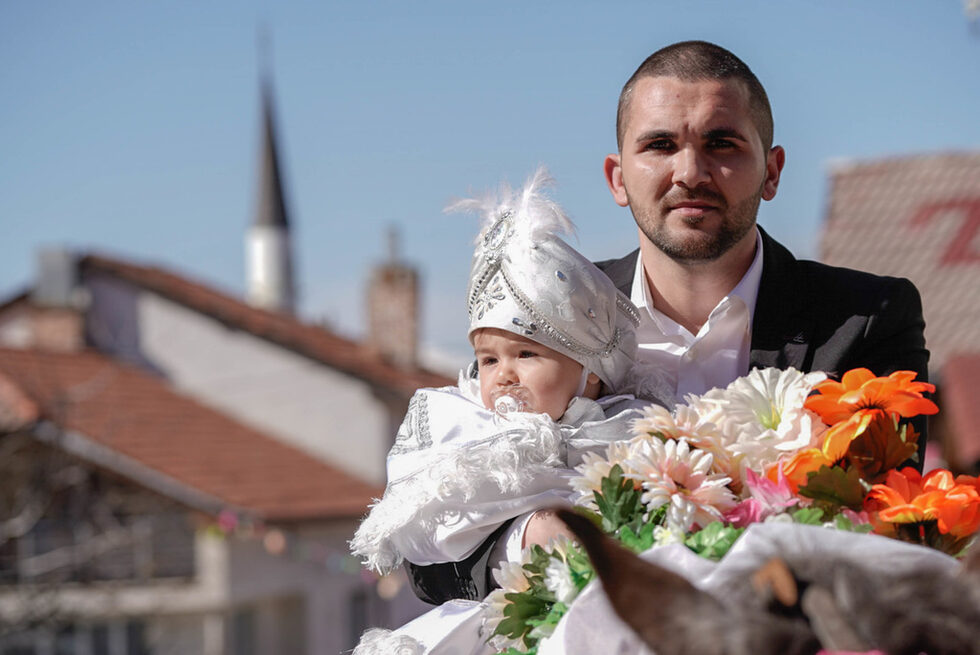 Момчетата са облечени в нови дрехи с богата златиста украса, а жените слагат най-красивите си носии, връзват бели кърпи с украса от пайети и нанизи в ярки цветове.