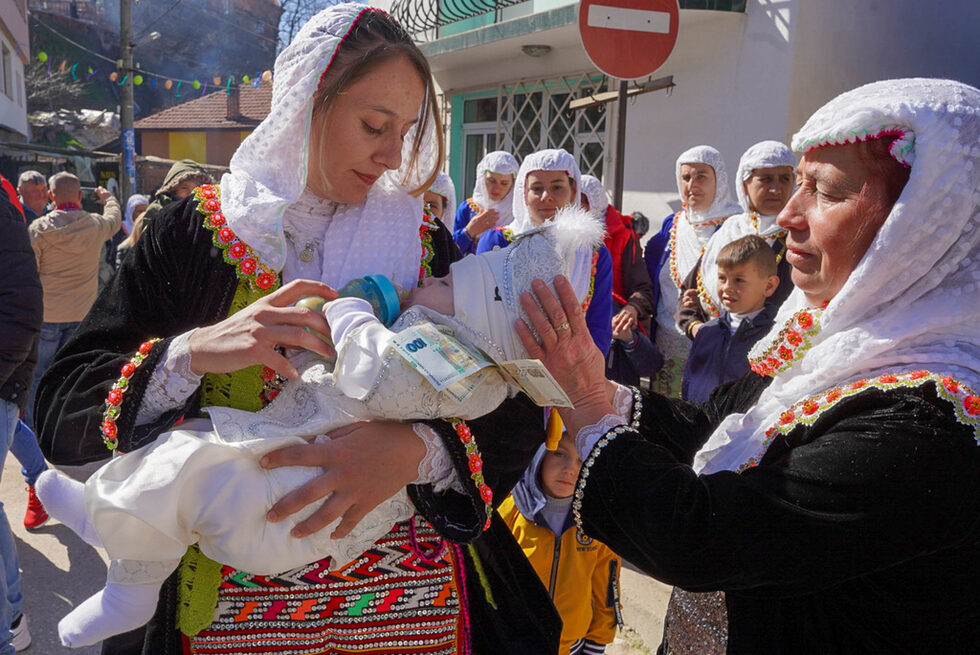 В суматохата майки и баби милват личицата и бършат сълзи – и своите, и на поизплашените малчугани.