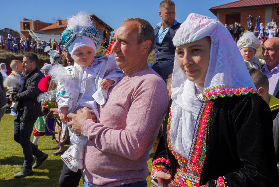 Самият ритуал на обрязването се е извършва от специални лица, наречени сюнетчии. В днешно време тайнството става с упойка. Родителите с гордост гушкат своите малки мъже.