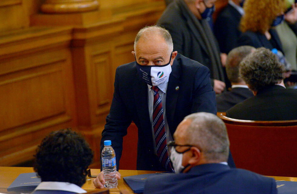 В него има шест парламентарни групи.