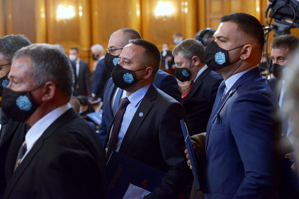 Заседанието започва със заклеването на депутатите.