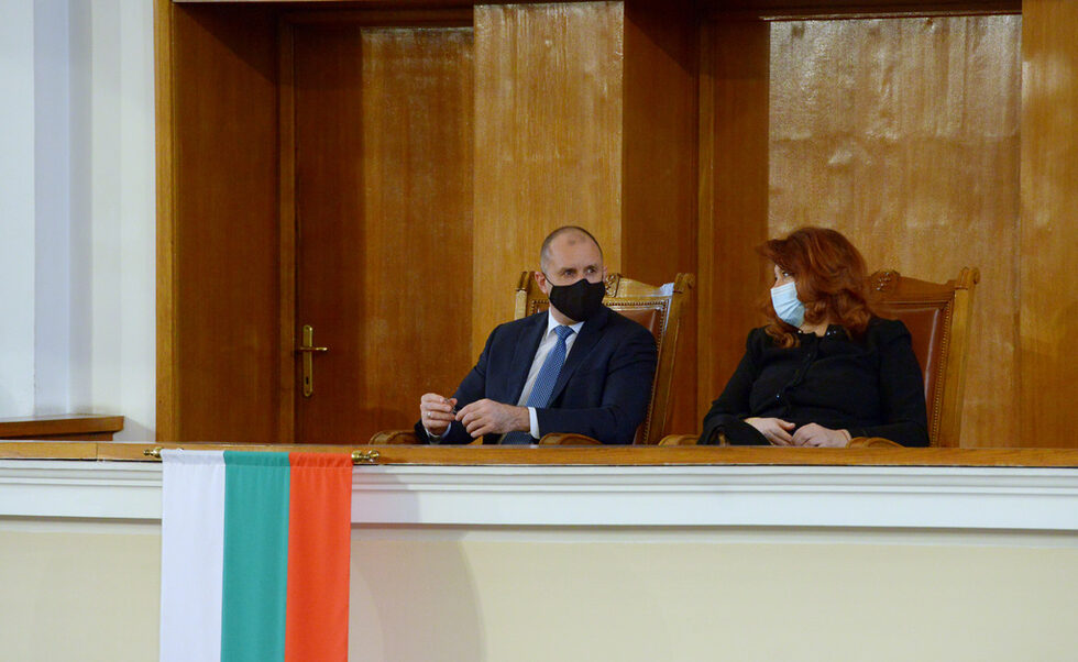На заседанието присъстваха президентът Румен Радев, <a href="https://www.dnevnik.bg/izbori_2021/2021/04/15/4198366_prezidentut_vreme_e_za_demontaj_na_model_na_gerb/" target="_blank">който в обръщението си към депутатите</a> призова за демонтиране на модела на ГЕРБ и вицепрезидентът Илияна Йотова.