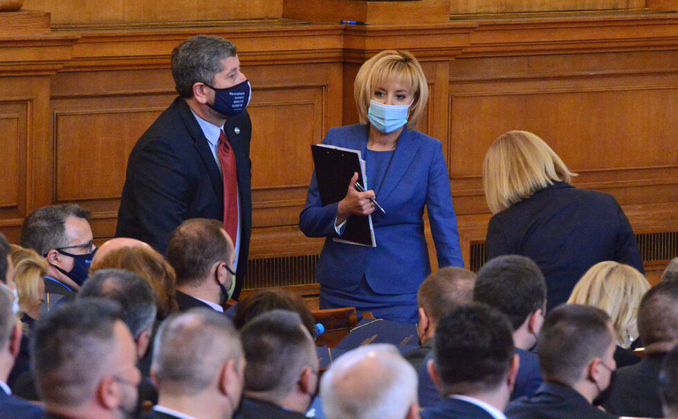 Приоритети, сходни с тези на "Има такъв народ" и "Демократична България", изрази при първото си изказване от парламентарната трибуна лидерът на "Изправи се! Мутри вън!" Мая Манолова. Сред тях са промяна в изборните правила и смяната на главния прокурор.