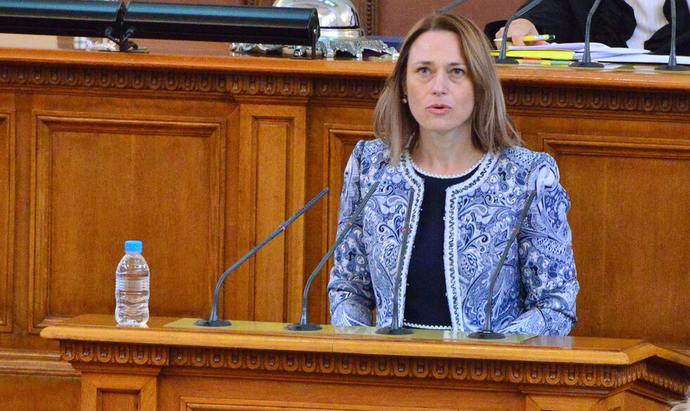 Юристът Ива Митева Йорданова-Рупчева от "Има такъв народ" е новият председател на парламента.