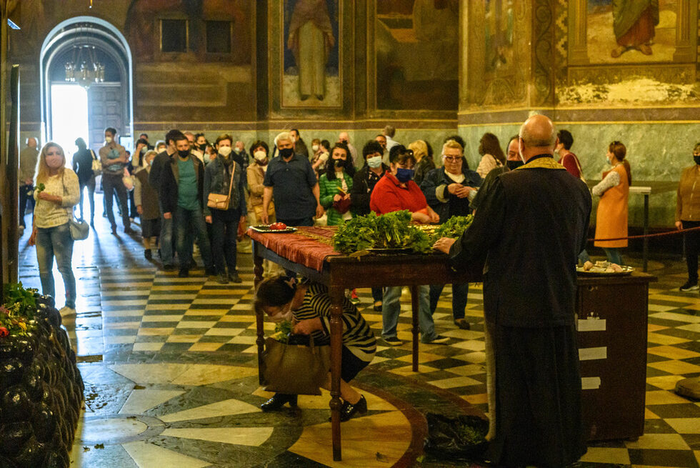 В храм-паметника "Св. Александър Невски" обаче беше трудно да се спазва препоръчителната дистанция от 1.5 метра.