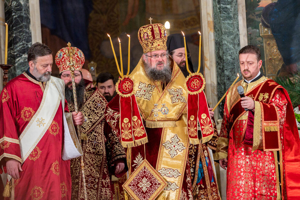В патриаршеската катедрала "Свети Александър Невски" Врачанският митрополит Григорий донесе Благодатния огън. Той води и пасхалното богослужение там в съслужение с Мелнишкия епископ Герасим - главен секретар на Светия Синод и предстоятел на храма.