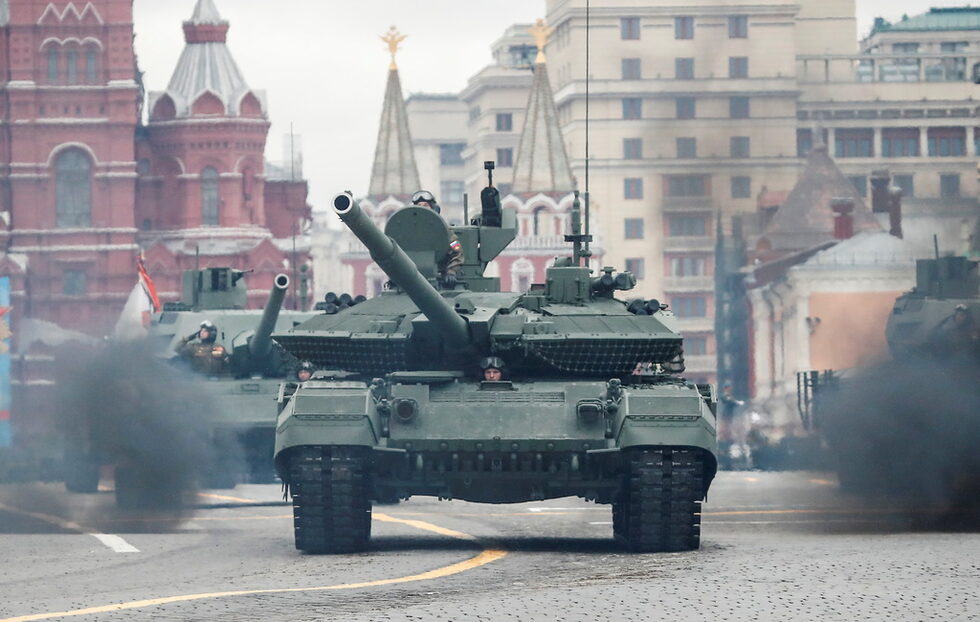 Русия показа новите танкове Т-90 (на снимката), бойни машини на пехотата и артилерийските комплекси.
