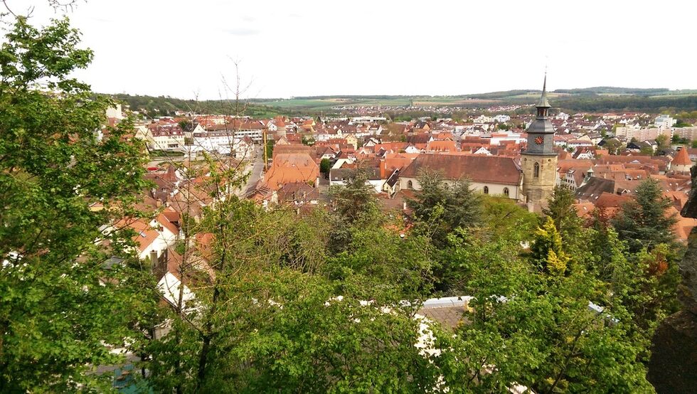Панорама на Файхинген от замъка над града, виждат се градската църква и отбранителните кули от крепостната стена.