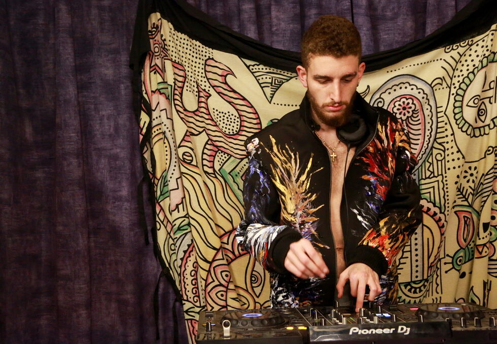 "Гладни сме за щастие", казва 24-годишният Джауад, DJ на електронна музика, който се завръща през 2019 г. в Сирия, след като прекарал годините на войната в Дубай. Джавад, който е учил бизнес администрация, казва, че музиката е бягството му от суровите реалности на страната, в която се е върнал.