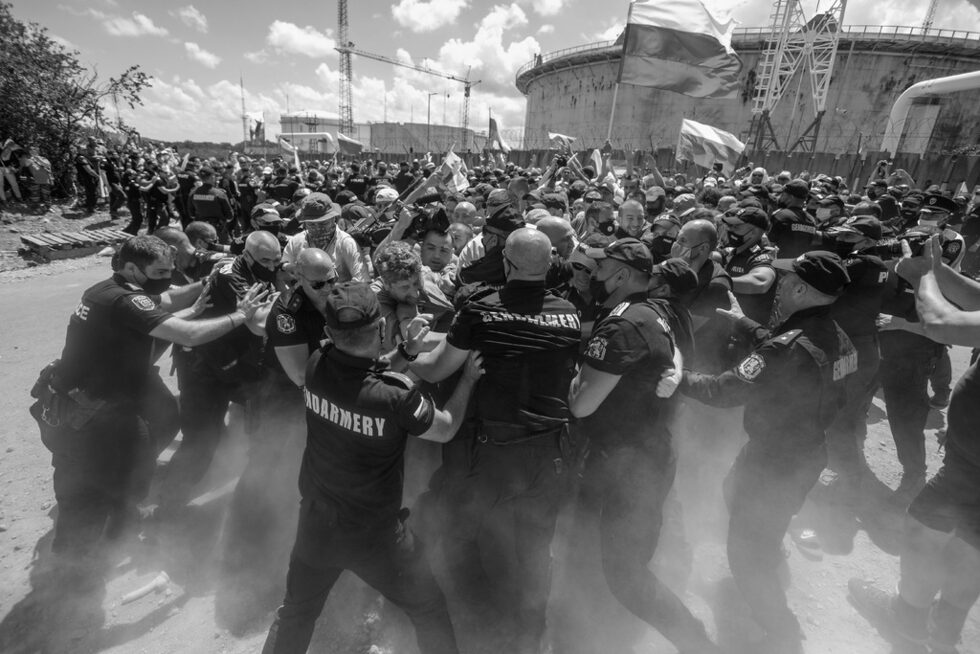 Протестиращи се опитват да стигнат до плажа в Росенец, заварден от Националната служба за охрана, опазваща резиденцията на почетния председател на ДПС Ахмед Доган.