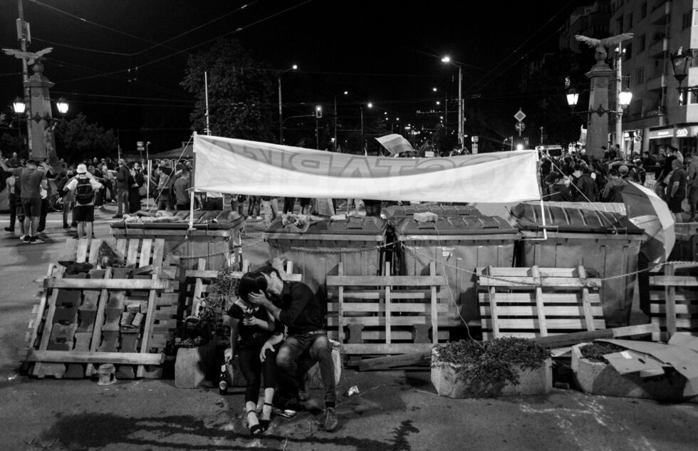 Влюбени се целуват пред барикада, издигната на Орлов мост.