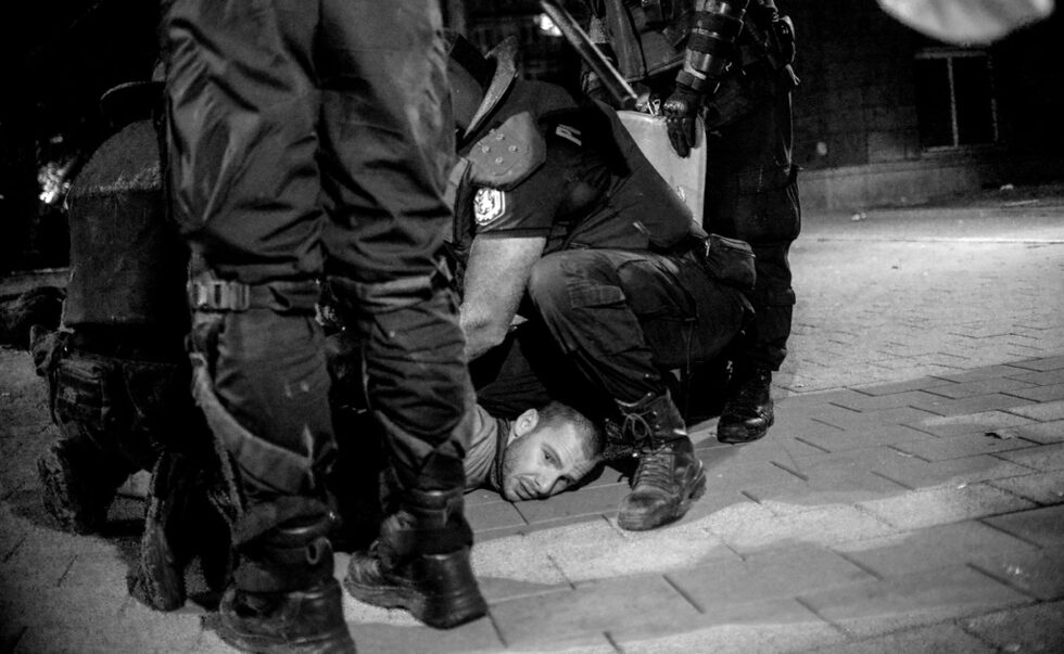 Полицаи арестуват участник във "Велико народно въстание".