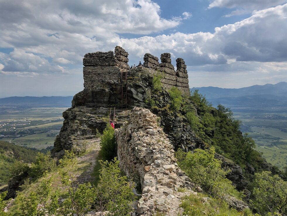 Южната кула, която изглежда по-внушително. Според византийските хронисти Георги Пахимер и Йоан Кантакузин Аневското кале е столица на владенията на братята Смилец, Войсил и Радослав. Смилец дори успява да стане български цар и управлява 6 години