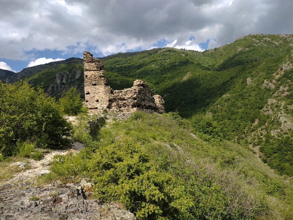 Северната кула. Двете кули всъщност са част от цитадела, защото свързващият ги скален ръб на места е достатъчен само за един широк зид, както се вижда от предната снимка
