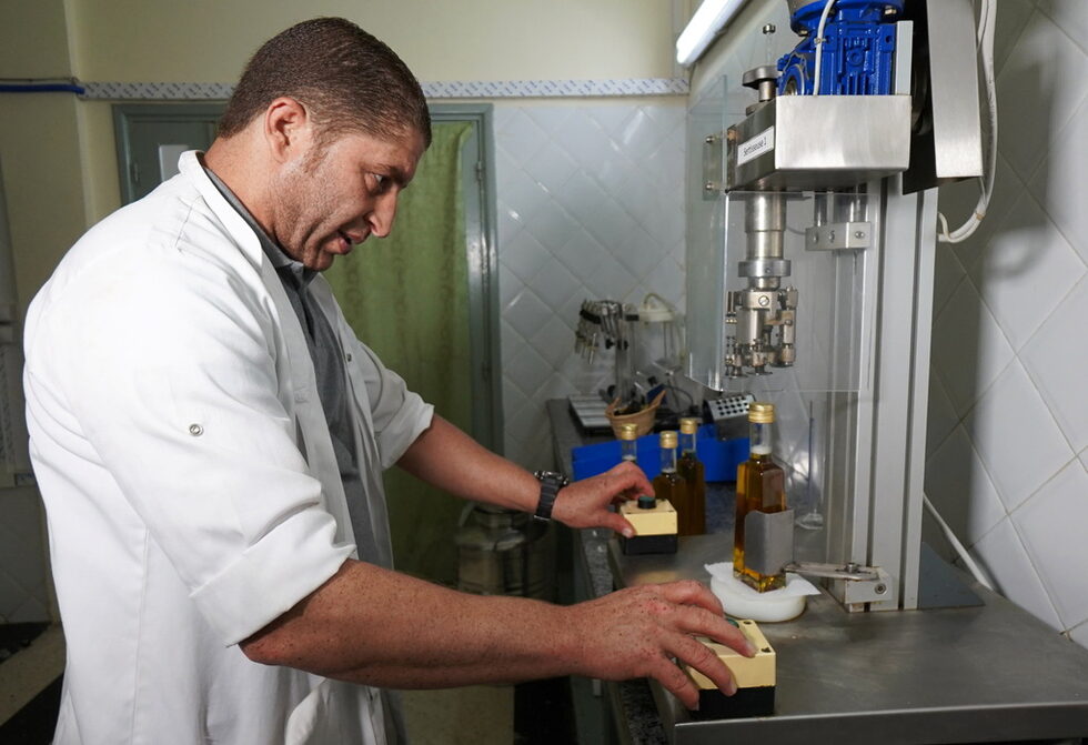 Използването му като козметичен продукт обаче повишава търсенето на маслото от международни козметични компании. Това също означава, че местните фирми инвестират в по-привлекателни опаковки. Сега маслото струва около 30-50 долара на литър на местно ниво, но може да се продава на международния пазар в по-малки бутилки от висок клас до 250 долара на литър.