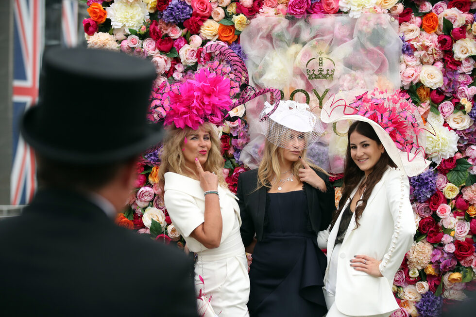 Фотогалерия: Отново пищни шапки и тоалети на надбягванията Royal Ascot