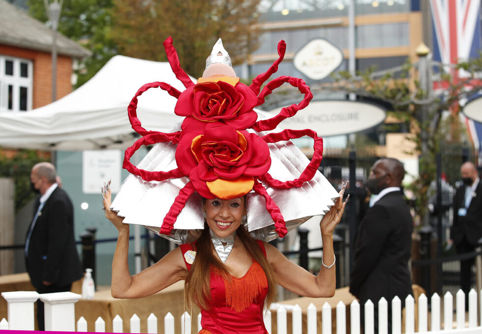 Фотогалерия: Отново пищни шапки и тоалети на надбягванията Royal Ascot