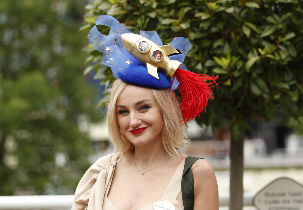 Фотогалерия: Отново пищни шапки и тоалети на надбягванията Royal Ascot
