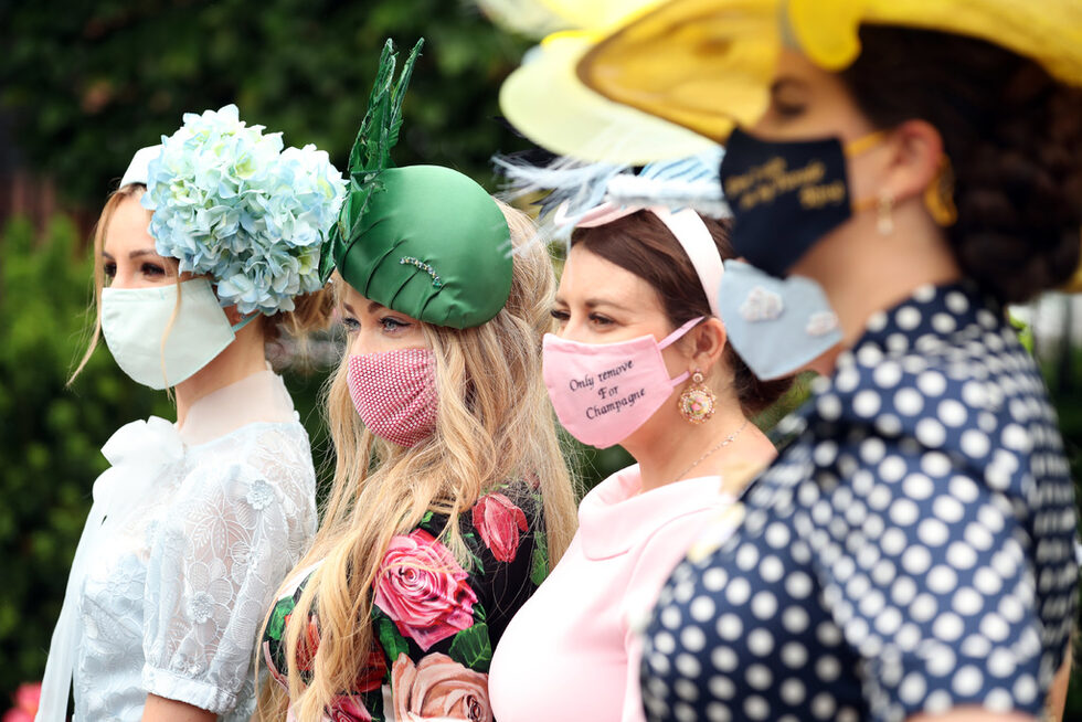 Фотогалерия: Отново пищни шапки и тоалети на надбягванията Royal Ascot