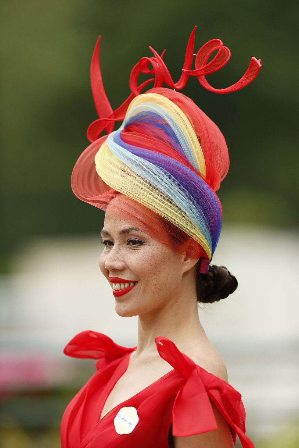 Фотогалерия: Отново пищни шапки и тоалети на надбягванията Royal Ascot
