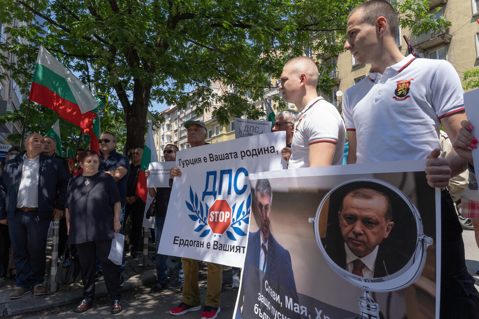 Протест на коалиция "Българските патриоти" заради изказване на Мустафа Карадайъ в Турция