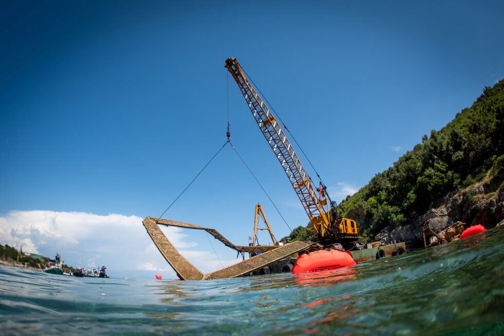 Фотогалерия: Водолази премахват останките от рибно стопанство до остров Итака