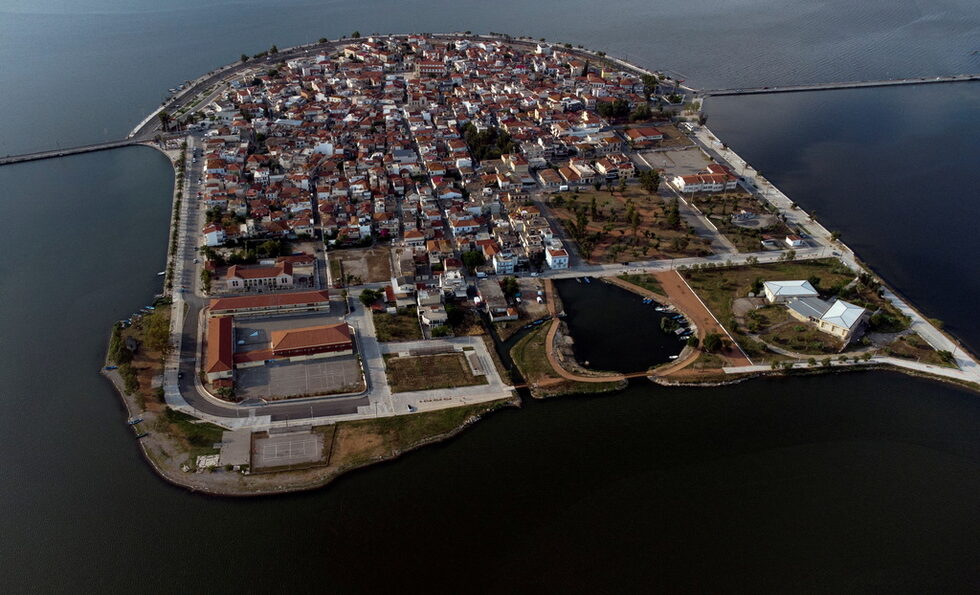 Ментогианис реконструира изкуствено местообитание за морски кончета на морско дъно в североизточна Гърция, за да спаси полулацията там. Но броят там е малък в сравнение с Айтолико, казва той. В Айтолико те са и с по-голям размер - до 20 сантиметра.