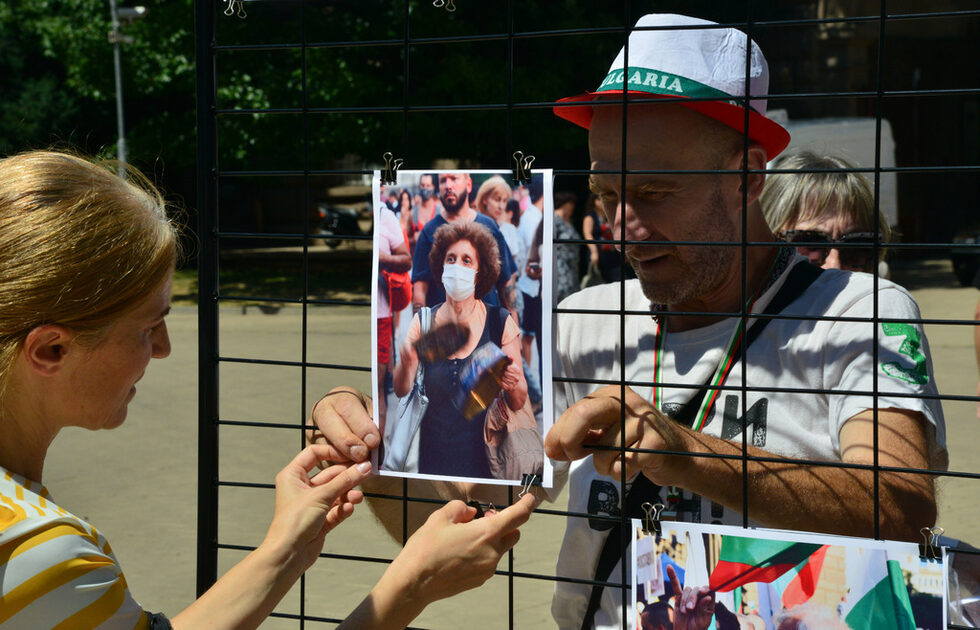Петимата фотографи бяха отличени с почетни плакети от организаторите на протестите. Велислав Минеков, който някога също бе част от Триото, а понастоящем е служебен министър на културата, организира отделно събитие, което ще се проведе на същото място, но по-късно днес.