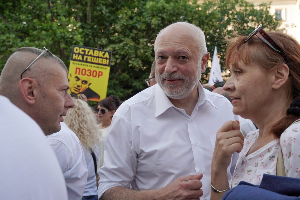 Те се събраха там след призив на служебния министър на културата Велислав Минеков, който беше част от Отровното трио.