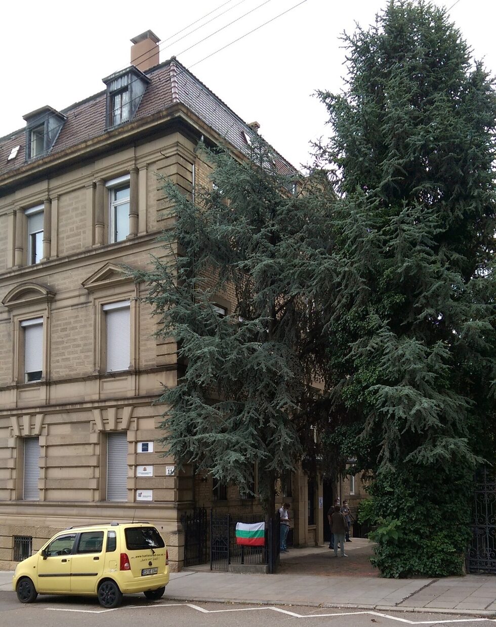 Първо си помислихме, че е събота и сме подранили, но в двора имаше няколко избирателя.