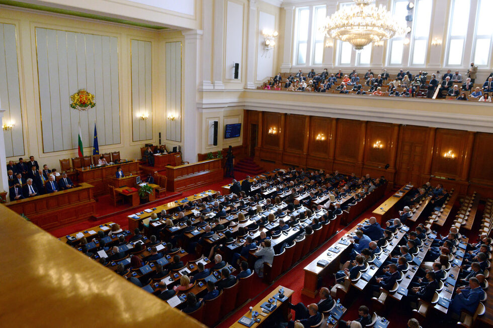 В 9.00 часа тази сутрин бе открито първото заседание на новоизбраното 46-о Народно събрание. За втори път в рамките на три месеца бе повторена официалната церемония, в рамките на която депутатите положиха клетва, а парламентарните групи обявиха приоритетите си.