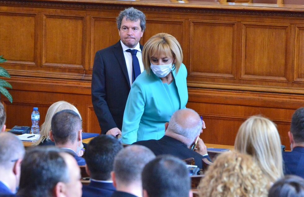 От името на "Изправи се.БГ! Ние идваме!" председателят на групата Мая Манолова заяви готовност коалицията да се върне "обратно на улицата" за протести, ако заявените ангажименти за промяна в държавата не бъдат спазени.