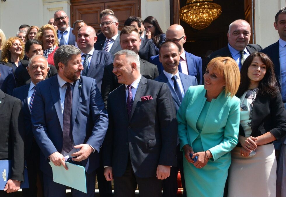Парламентарните групи на "Демократична България" и "Изправи се.БГ!Ние идваме!" позират за "семейната" снимка.