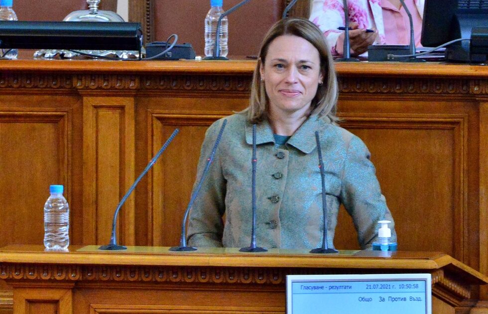 Претендентът на "Има такъв народ" Ива Митева бе избрана отново за председател на Народното събрание. Този път мнозинството не бе така монолитно както в 45-ия парламент, когато за нея гласуваха всички групи, с изключение на ГЕРБ. Сега Митева получи подкрепа от 137 народни представители - от "Има такъв народ", "Демократична България", ДПС и "Изправи се.БГ! Ние идваме!". "Въздържал се" бяха от ГЕРБ, БСП и един депутат от "Демократична България ", а "против" беше един - от БСП.