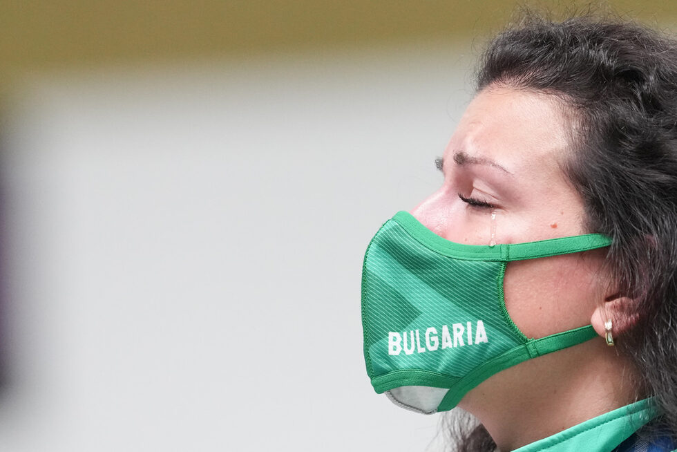 Сълзи от радост в очите на <a href="https://www.dnevnik.bg/sport/2021/07/25/4236367_antoaneta_kostadinova_donese_purvi_medal_na_bulgariia/" target="_blank">Антоанета Костадинова, която донесе първия медал на България в Токио</a>. Тя спечели сребърно отличие във въздушния пистолет на 10 метра. Медалът е първи за българската стрелба от Атина 2004.