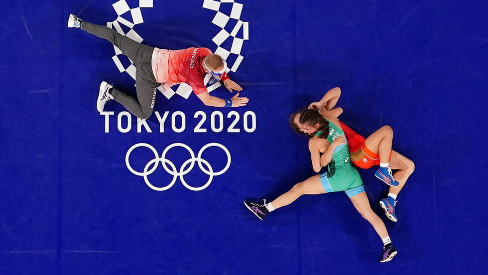 <a href="https://www.dnevnik.bg/sport/2021/08/05/4240099_s_tush_evelina_nikolova_specheli_bronz_v_borbata/" target="_blank">Евелина Николова се пребори за бронза</a> при дебюта си на олимпийски игри. Българката заслужи медал в категория до 57 килограма в борбата след туш в решителния двубой.