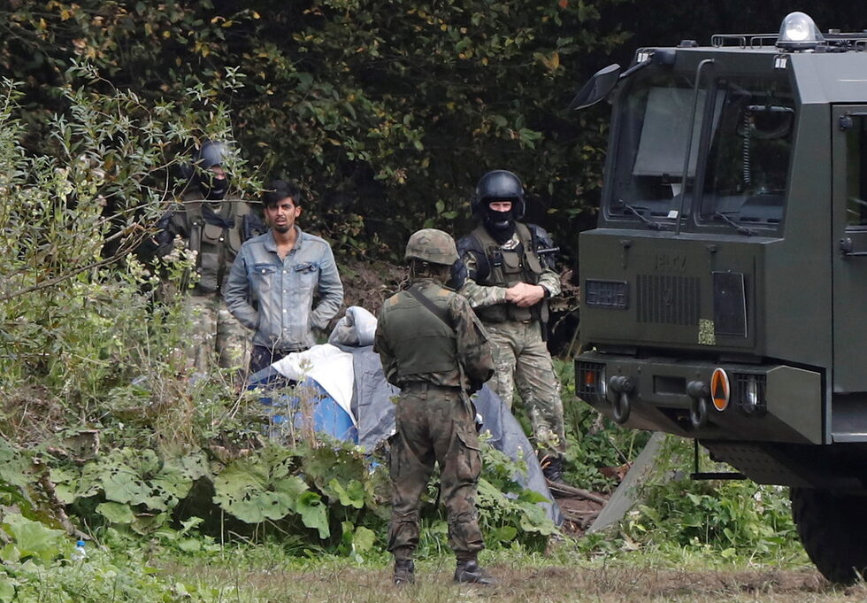 Полски граничен патрул задържа група мигранти на границата между Беларус и Полша, близо до село Уснарж Горни, Полша.