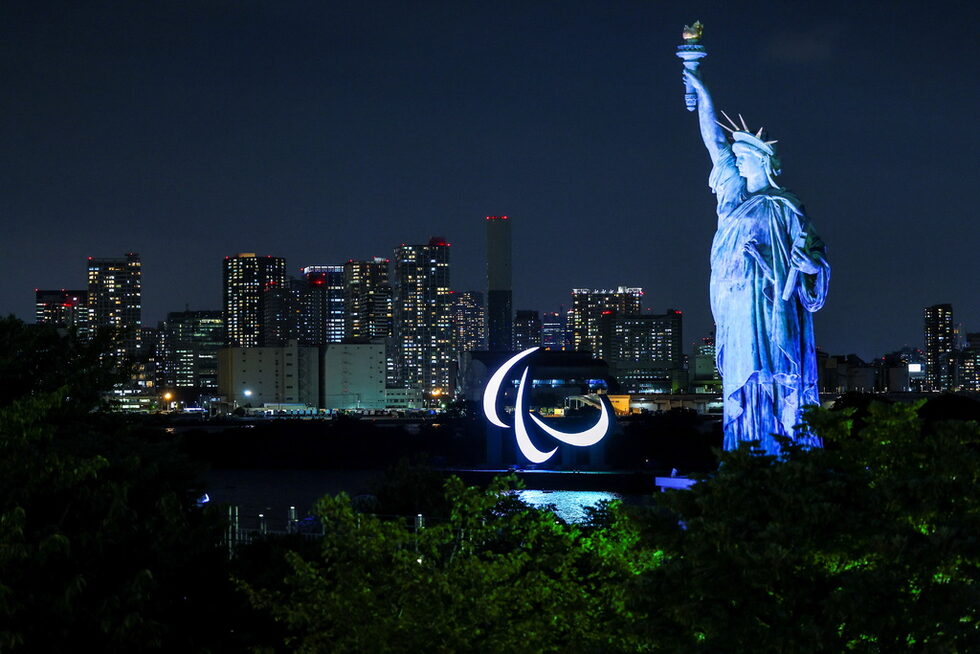 Параолимпийският символ в крайбрежната зона на парка Odaiba преди церемонията по откриването на параолимпийските игри в Токио, Япония.