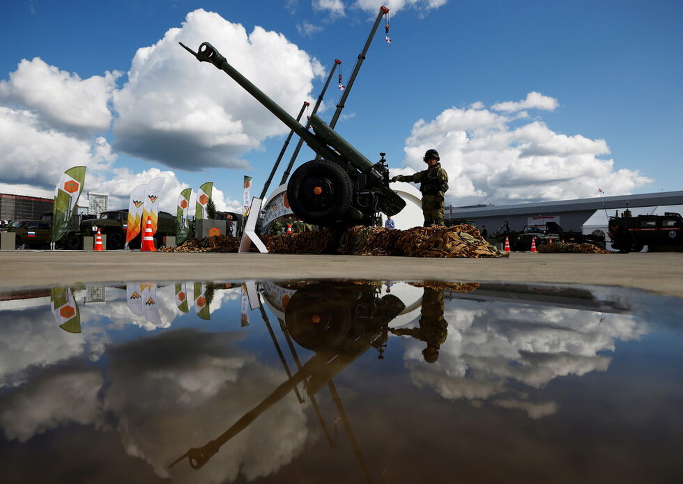 Военнослужещ стои до гаубица D-30 по време на Международния военно-технически форум "Армия-2021" в Конгресния и изложбен център край Москва, Русия.