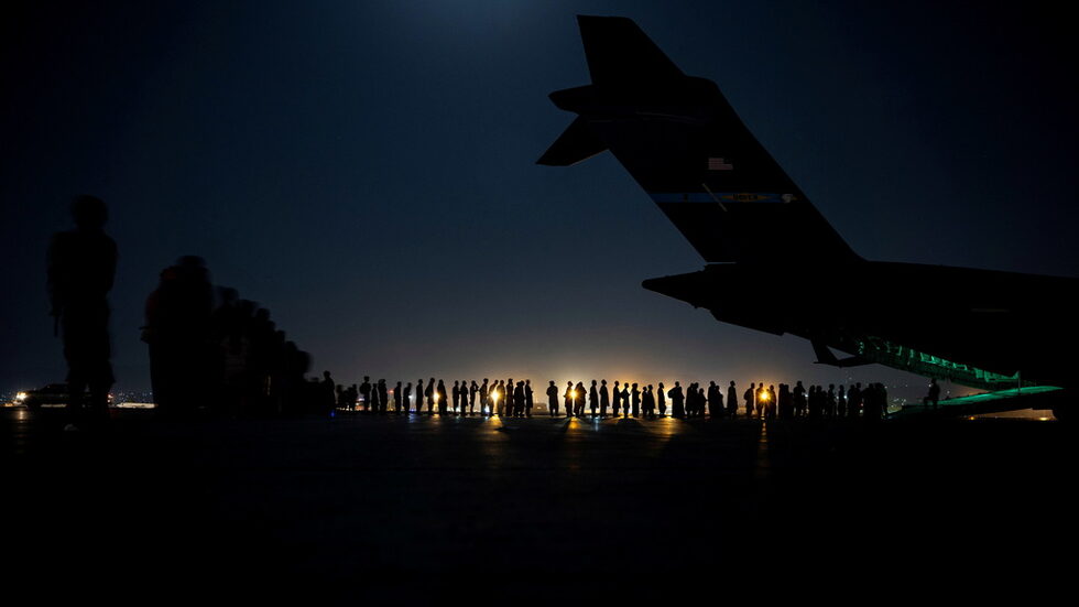 Екипажът на ВВС на САЩ подготвя самолет C-17 Globemaster III за евакуация на хора от Афганистан на международното летище "Хамид Карзай", Афганистан.
