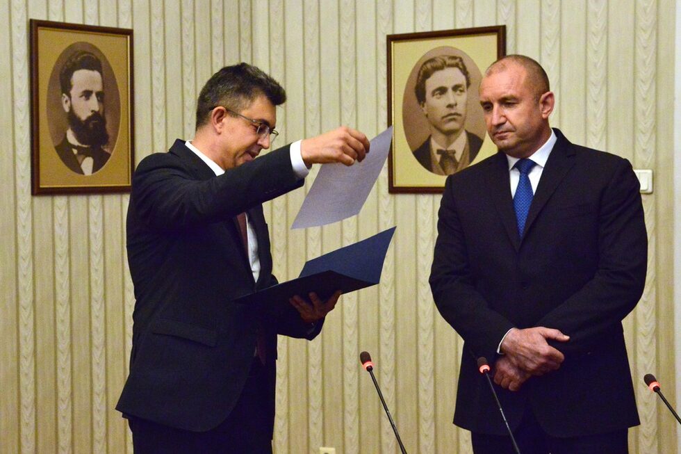 Партия "Има такъв народ" върна мандата на президента Румен Радев за съставяне на правителство, след като <a href="https://www.dnevnik.bg/izbori_2021/2021/08/12/4242094_sled_novi_sporove_deputatite_slojiha_tochka_na/" target="_blank">не успя да получи достатъчно подкрепа</a> от другите парламентарни сили