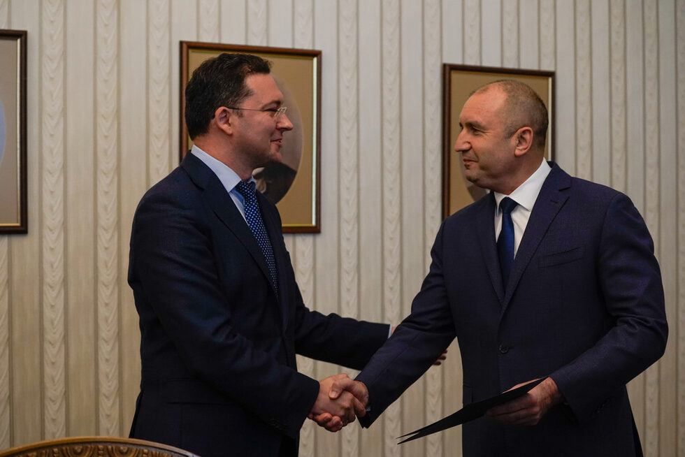 Даниел Митов<a href="https://www.dnevnik.bg/bulgaria/2021/08/20/4244817_politicheskoto_naprejenie_gerb_vurna_vtoriia_mandat/" target="_blank"> получи и върна на президента Румен Радев</a> неизпълнен втория мандат за съставяне на правителство