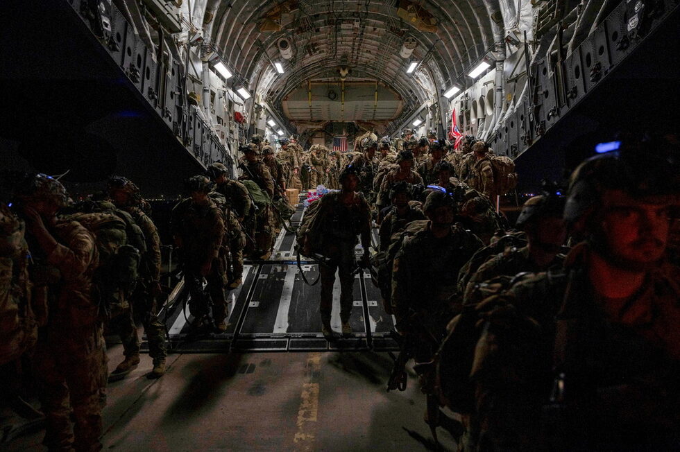Военни от 82-ра въздушно-десантна дивизия слизат от самолет C-17 Globemaster III на военновъздушните сили на САЩ в авиобаза "Али Ал Салем", Кувейт.